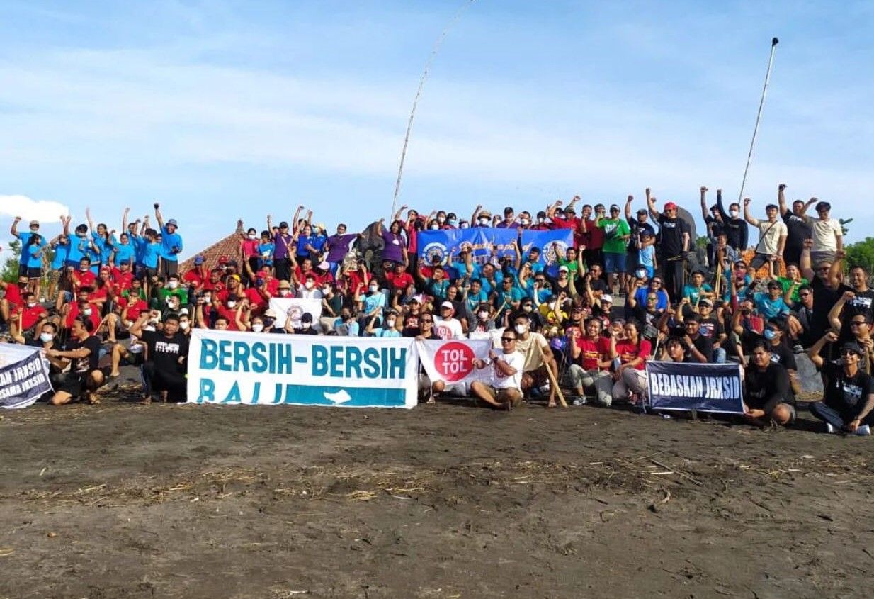 podiumnews.com-Peringati HSPN, Masyarakat dan Pegiat Lingkungan Bersihkan Pantai Lembeng